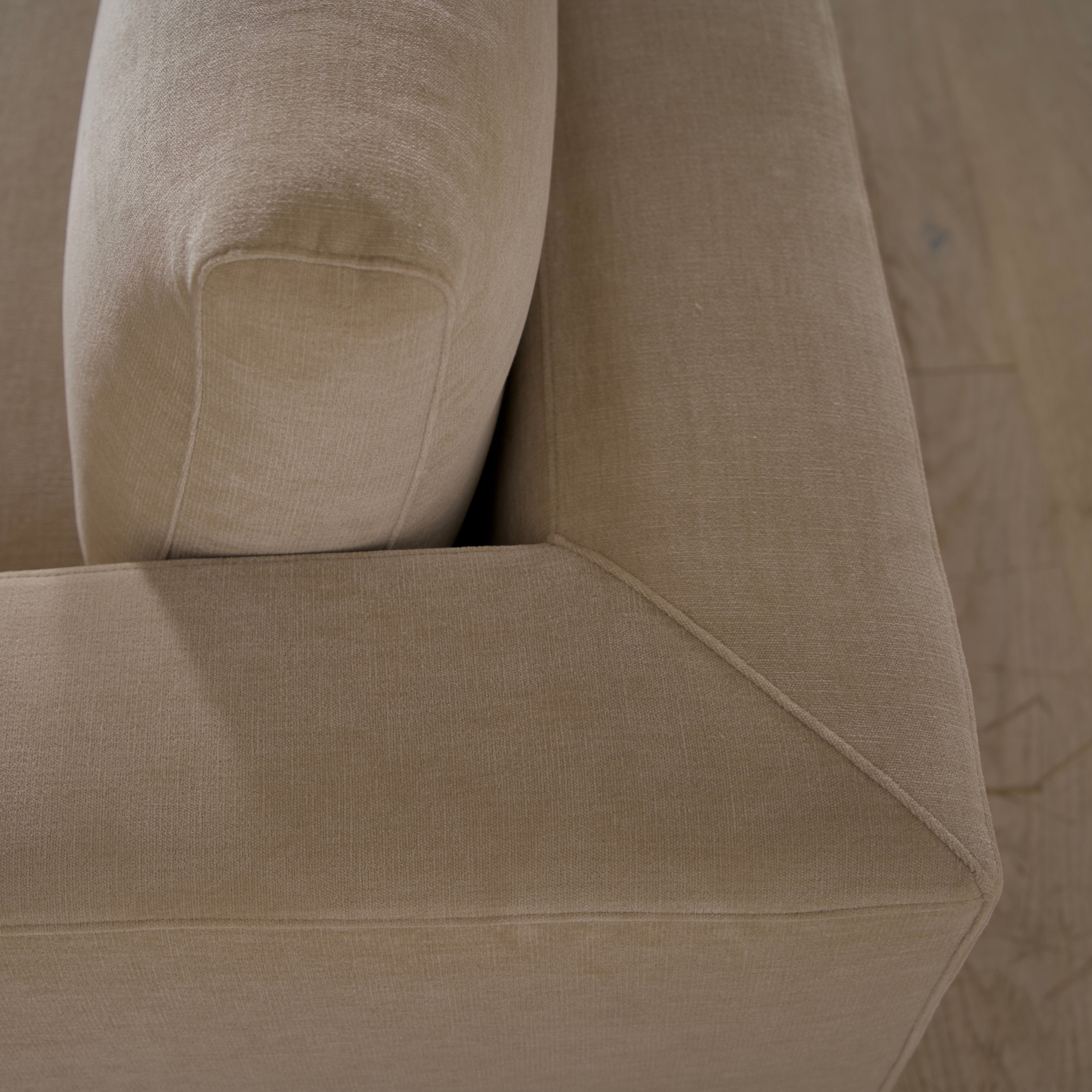 As Shown: Canyon Sand, Base in Mint White Natural