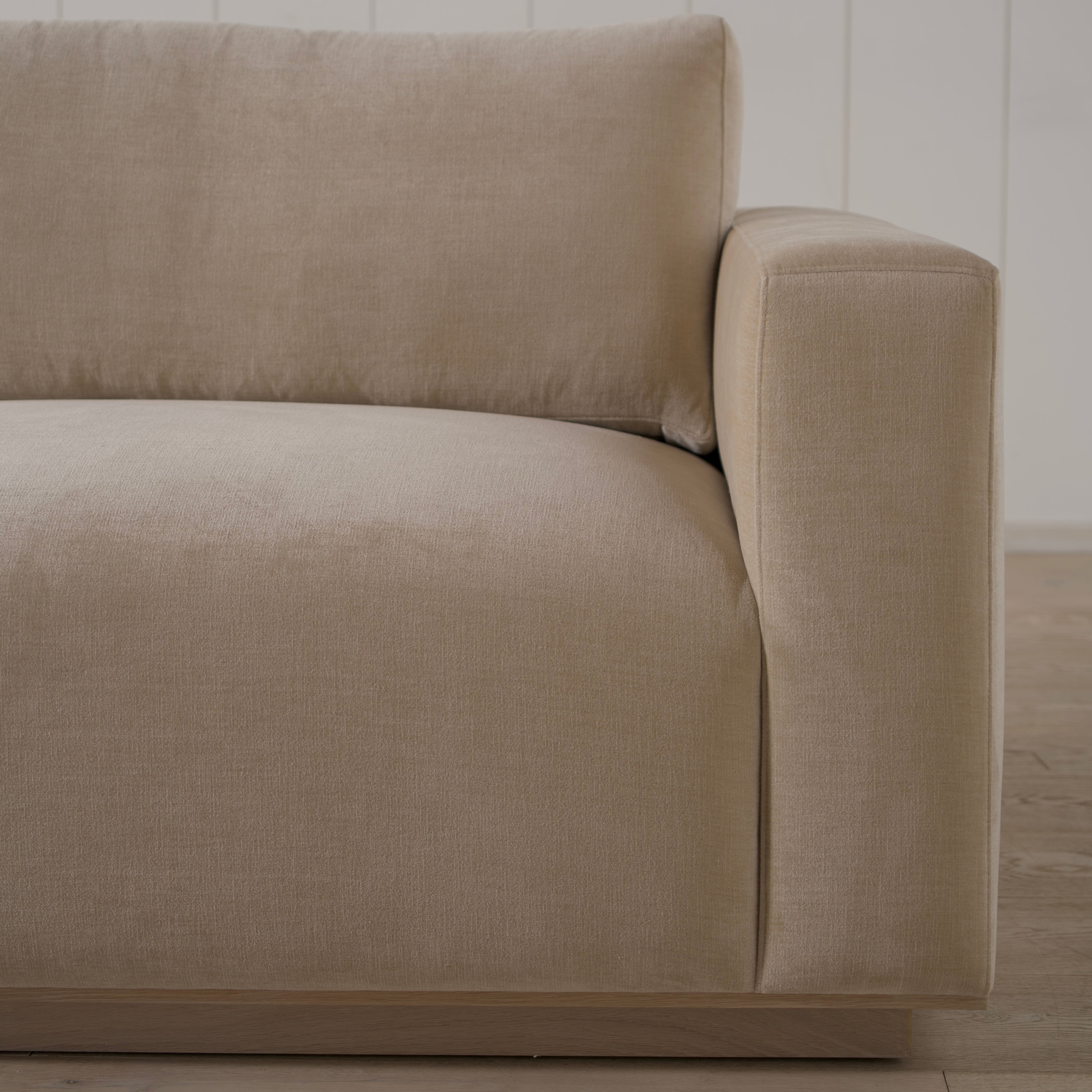 As Shown: Canyon Sand, Base in Mint White Natural